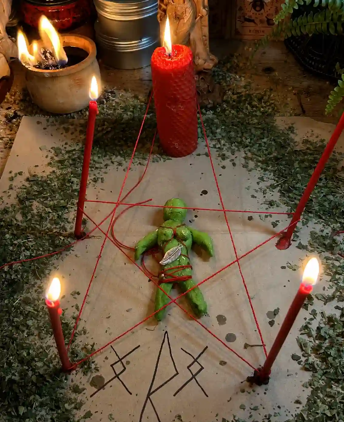 Mesa espiritual con miel y cartas